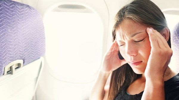 Ampliar En el avión ¿Cómo evitar los dolores físicos en los viajes largos?