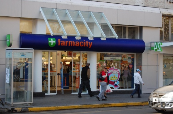 Ampliar Farmacity: critican la falta de posición sobre el modelo de acceso a medicamentos