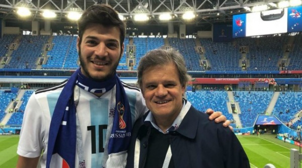 Ampliar Quique Sacco junto al hijo mayor de Débora Pérez Volpin en Rusia