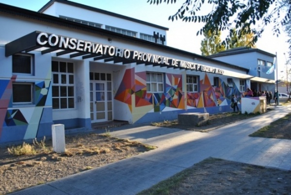 Ampliar Denuncian que intendente peronista no arregla un Conservatorio pero donó para el techo de una iglesia