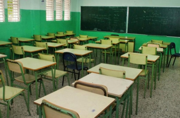 Ampliar Infraestructura escolar: desprendimiento de cielo raso, docente al hospital y reclamo a Provincia