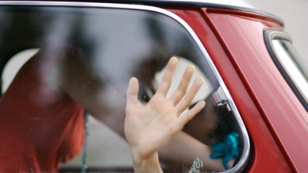 Ampliar Tenían sexo en su auto, quisieron sobornar a la policía para continuar y ¡terminaron presos!