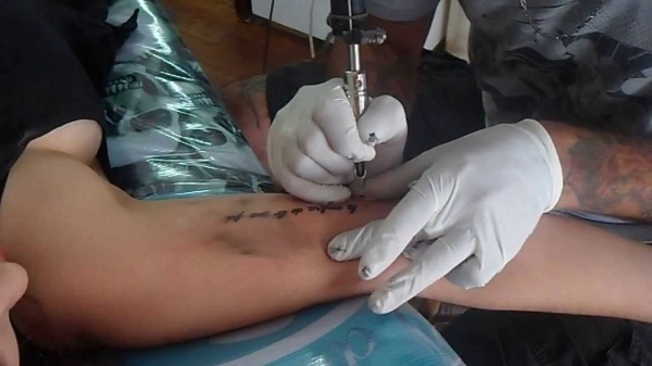 Ampliar Hombre infiel quiso recuperar el amor de su mujer con un tattoo, pero sus faltas ortográficas lo volvieron el centro de burlas