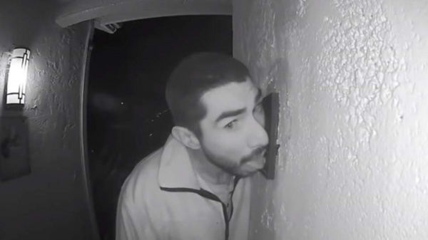Video de seguridad filma a un hombre lamiendo y frotando su rostro contra un timbre durante tres horas