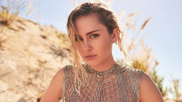 Miley Cyrus y sper topless al borde de la censura