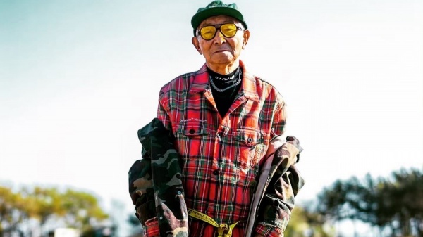 Ampliar Tiene 84 años y marca tendencia como influencer en redes