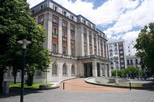 Ampliar Juez electoral pide permiso para pagar aguinaldo