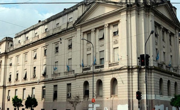 Ampliar El Gobierno bonaerense celebra el pacto fiscal: de 109 municipios con déficit a 36 en tres años