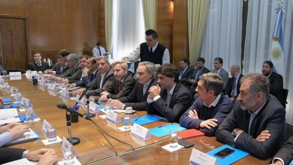 Ampliar El Gobierno levanta el congelamiento del precio del combustible para mayoristas