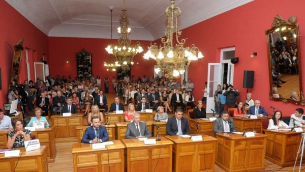 Ampliar Sin Presupuesto provincial, empieza el festival de prórrogas municipales