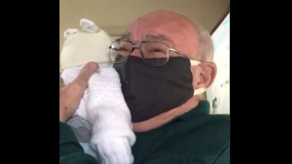 La emocin de un abuelo al conocer a su primer bisnieto