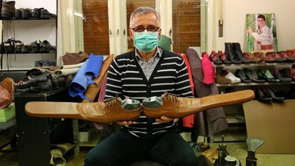 Ampliar Zapatero rumano crea zapatos de talla 75 para mantener la distancia social