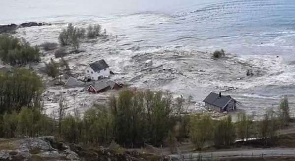 Ampliar Un desplazamiento de tierra arrastró las casas hacia el mar y quedó grabado