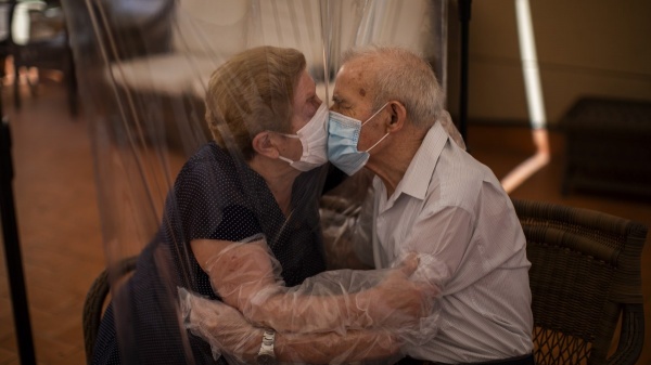 Ampliar Amor plastificado: el abrazo de una pareja de abuelos enternece al mundo