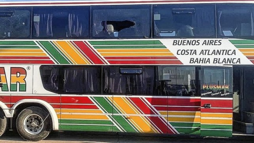 Ampliar Hinchas de Aldosivi atacaron al micro del plantel e hirieron a un jugador
