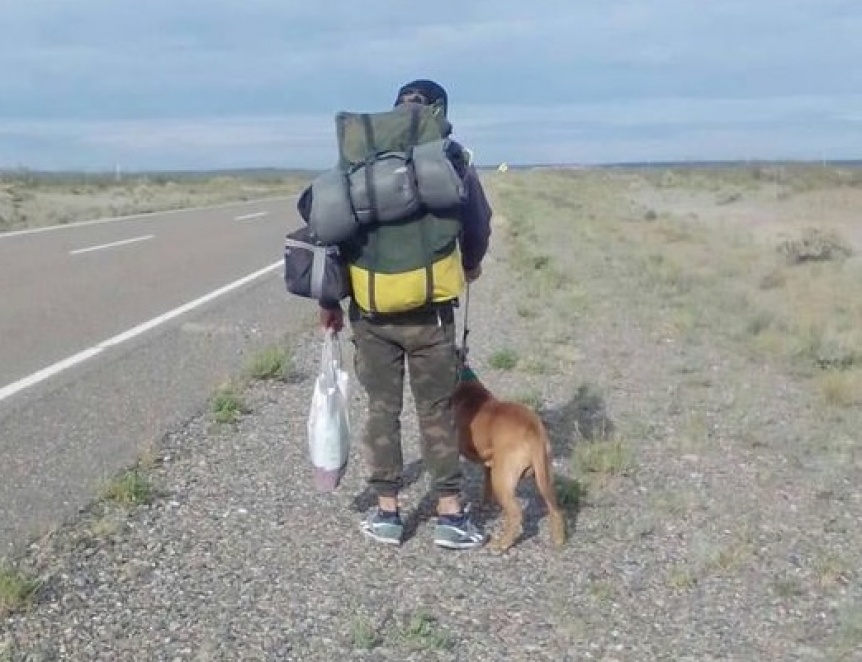 Viral: no quera abandonar a su perro y realiz su mudanza a pie