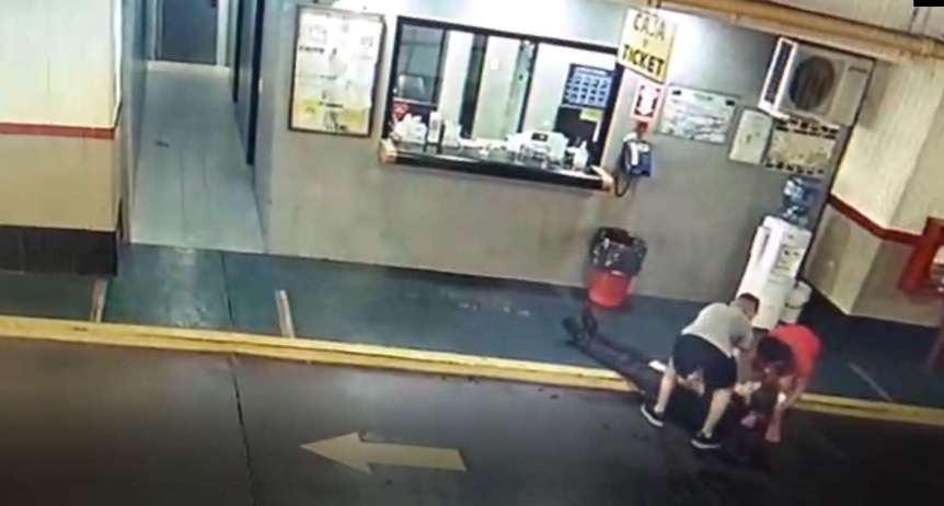 Ampliar Vio su auto rayado, golpeó al playero del estacionamiento y ahora está grave