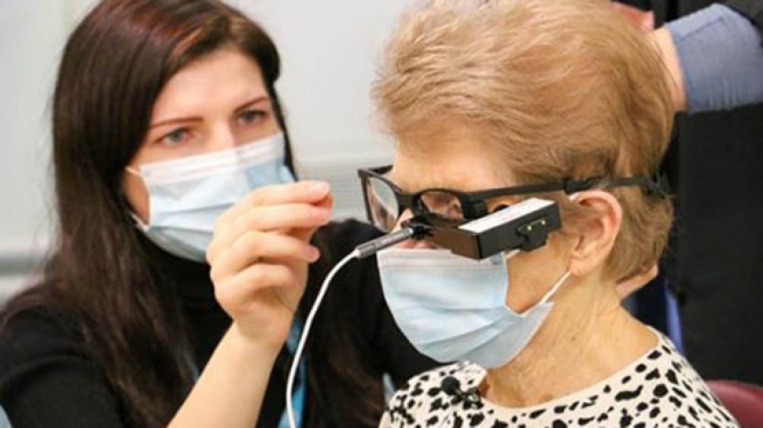 Una mujer recuper la visin tras recibir el primer implante de un chip binico
