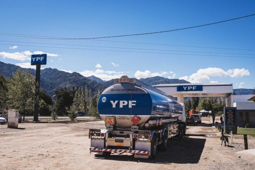 Ante la escasez, YPF importar 500 mil metros cbicos de gasoil