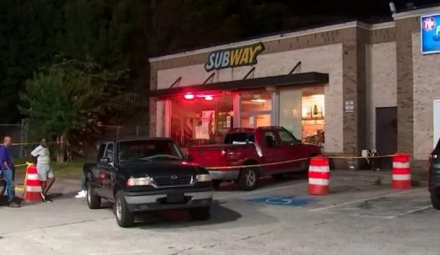 Un hombre mat a una empleada de un local de comidas por exceso de mayonesa en su pedido