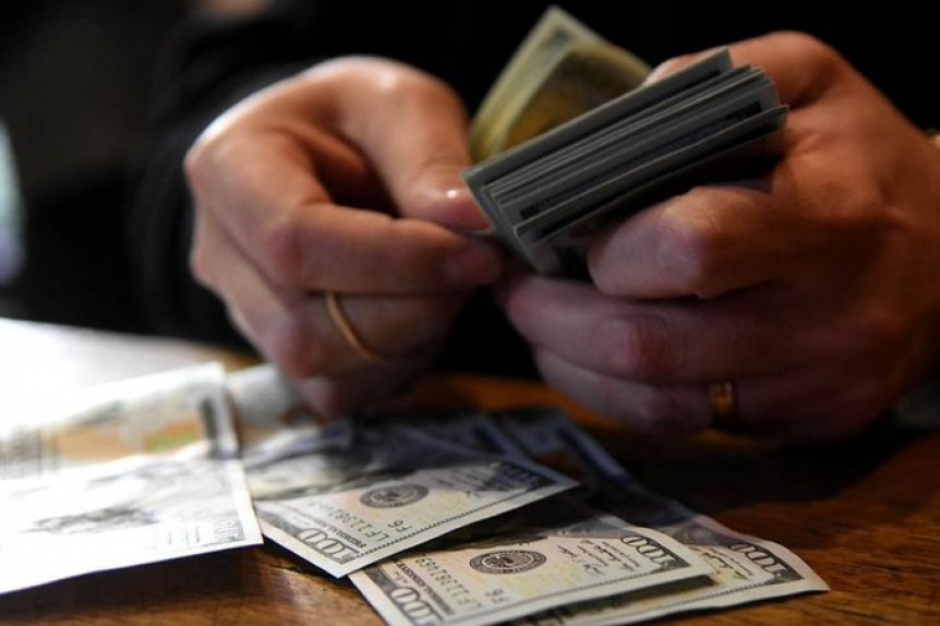 Ampliar En medio de la disparada del dólar, Argentina recibe desembolso millonario del FMI