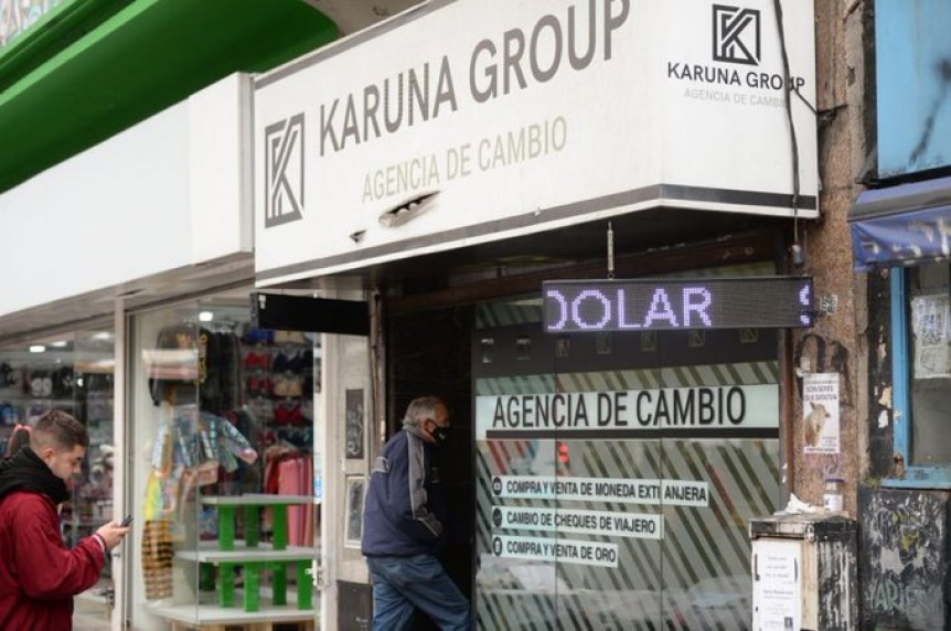 Ampliar Sigue la volatilidad en el mercado: el dólar blue se mantuvo, pero subió el financiero