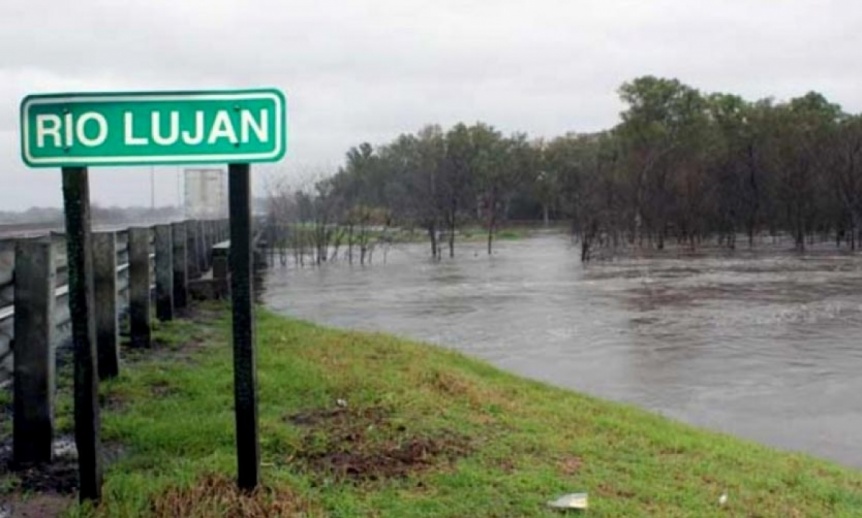 Ampliar Río Luján: chocaron dos lanchas y buscan intensamente a dos personas