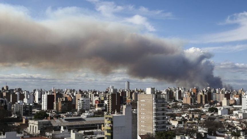 Humo en Rosario: fuerte incendio afecta a la zona y los vecinos estallaron en las redes