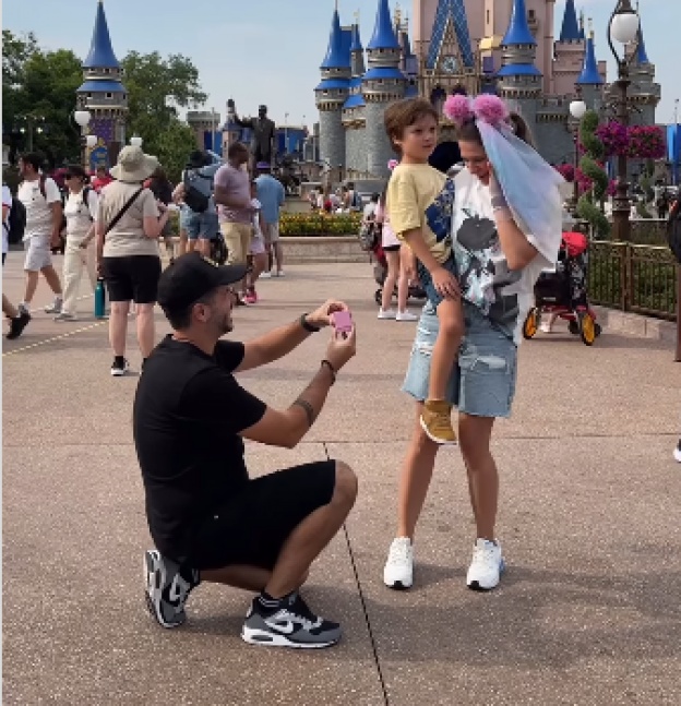 Nicols Magaldi sorprendi a su novia y le propuso casamiento en Disney