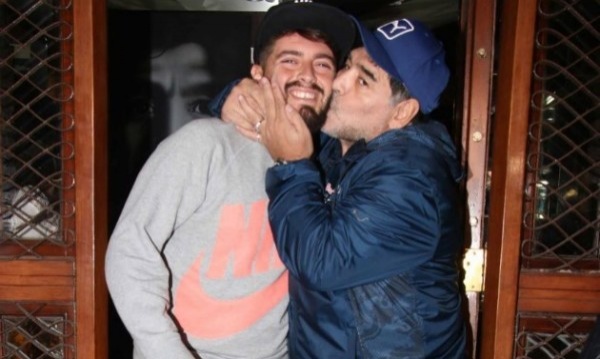 El reencuentro entre Diego Maradona y Diego Jr.: besos y abrazo