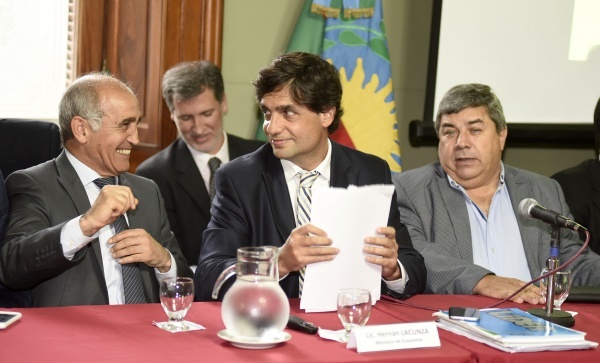 Lacunza dio detalles del presupuesto 2017 a legisladores