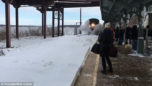 Un tren ingres a la estacin y tap a todos con la nieve