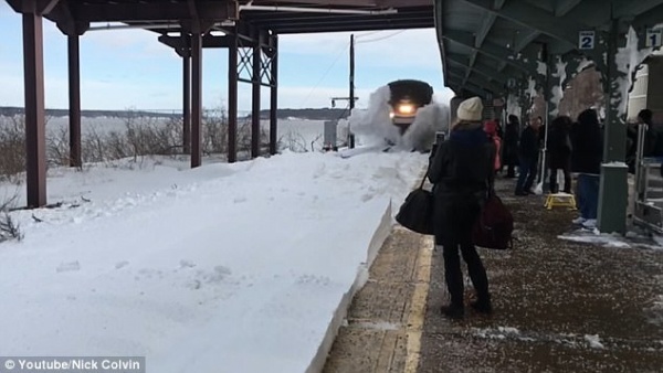 Ampliar Un tren ingresó a la estación y tapó a todos con la nieve
