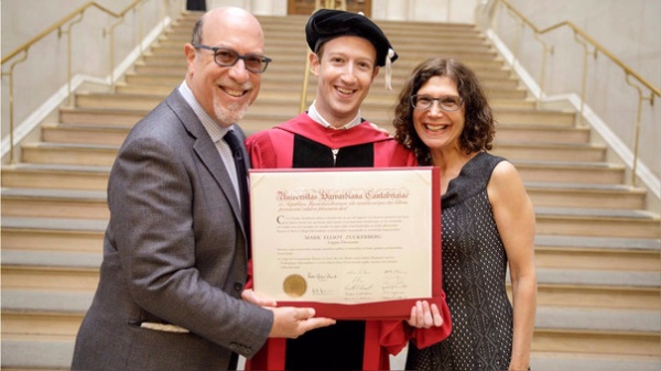 Finalmente Mark Zuckerberg se gradu en Harvard