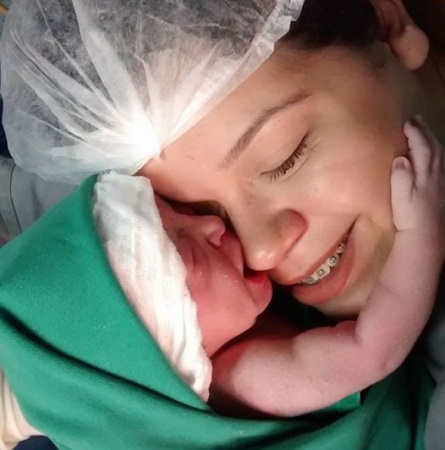 Ampliar Una beba abrazó a su mamá segundos después de nacer