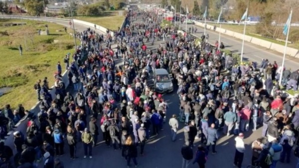 Una decena de reclamos levantan la temperatura de un mircoles a pura manifestacin