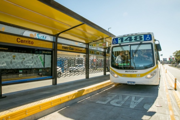Un Metrobs bien amarillo para la caliente campaa del Conurbano