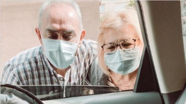 El emocionante video de dos abuelos que conocen a su nieta a travs del auto