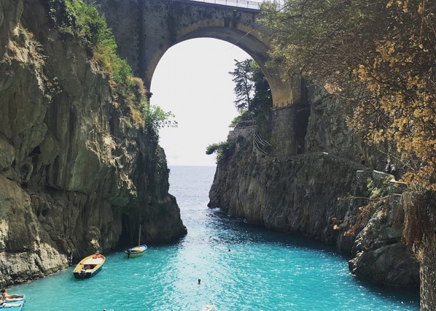 Ampliar Italia: una turista argentina murió al ser arrastrada por una ola cuando se sacaba una foto