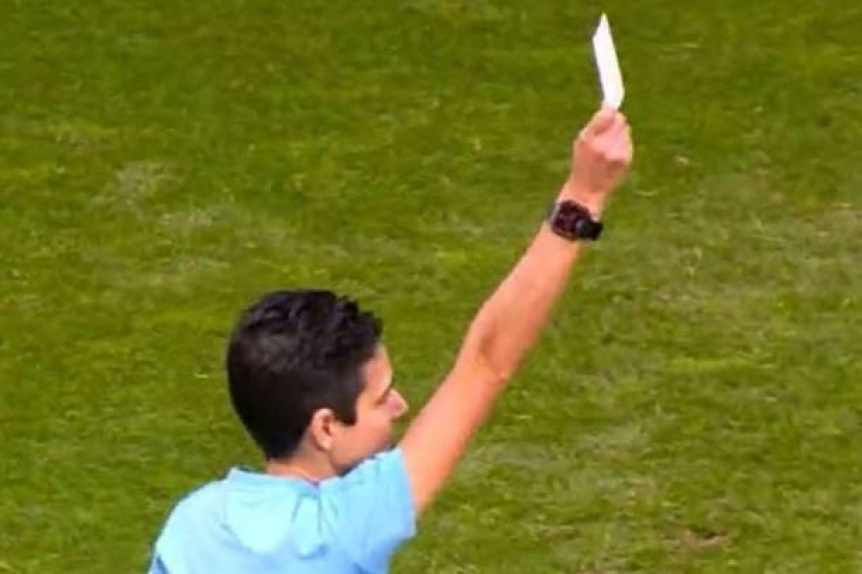Ampliar Se estrenó la tarjeta banca en el futbol profesional