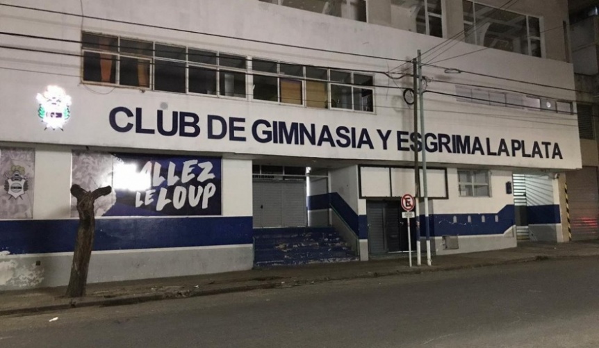 Ampliar Murió un hombre en una batalla campal desatada en el Polideportivo de Gimnasia: los detalles