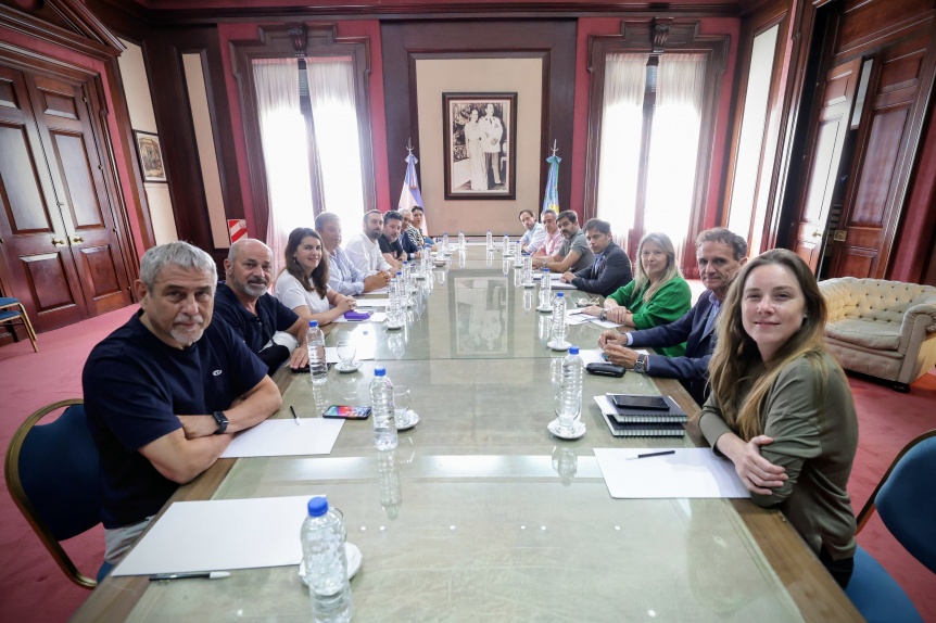 Kicillof activ la agenda poltica y conform una mesa social junto a intendentes