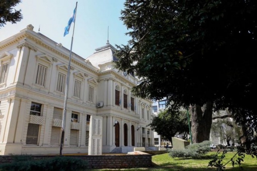 Se complica el pago de salarios en provincias y universidades por una medida del Banco Central
