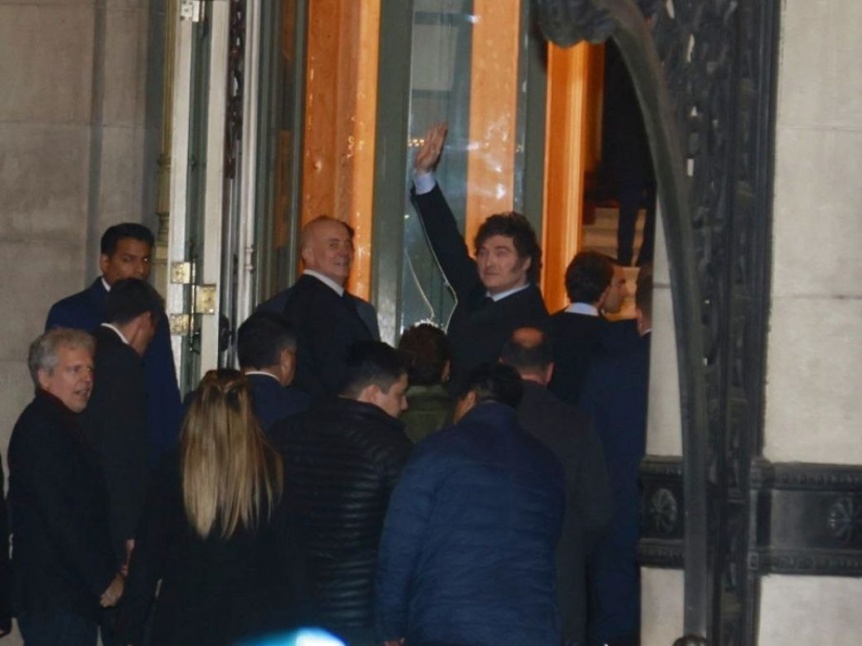 Ampliar Javier Milei fue al Teatro Colón para ver la ópera Carmen y Yuyito fue su invitada