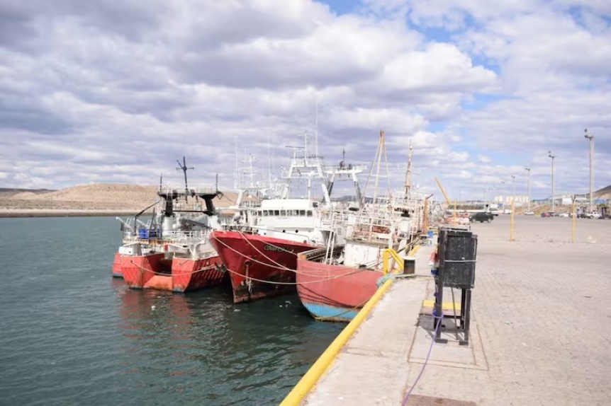 Ampliar El peor final: un hombre que trabajaba en un barco, se le cayó una tapa de 500 kilos y murió aplastado