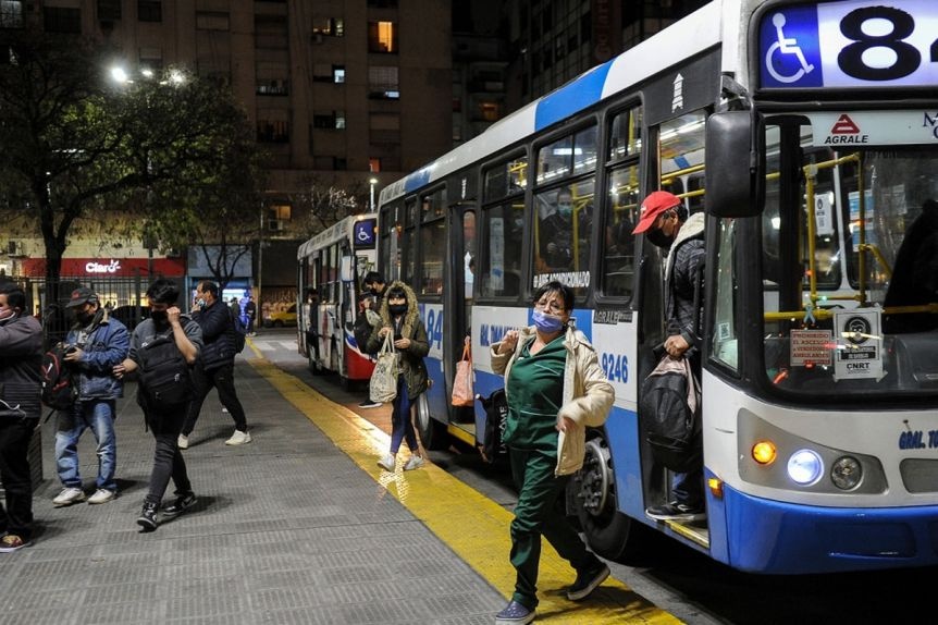 Ampliar Entre aumentos y recortes, 7 de cada 10 argentinos usa el colectivo para ir a trabajar