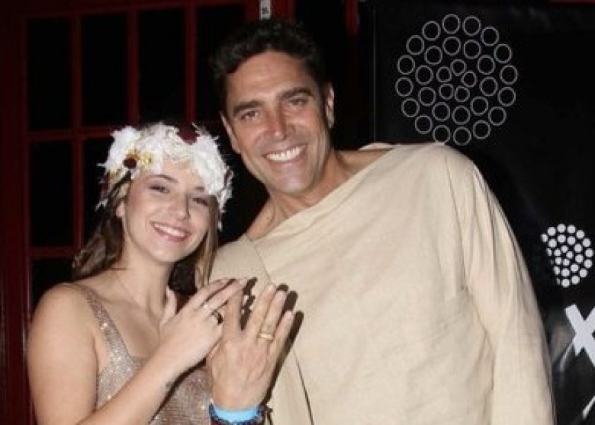 Ampliar Matías Alé y Martina Vignolo celebraron su fiesta de compromiso con un look muy primaveral