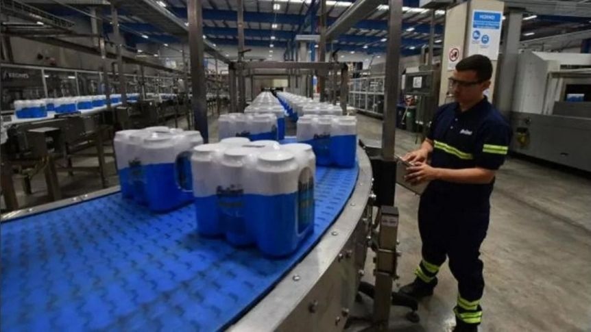 Ampliar Argentina a pico seco: por la recesión, Quilmes para su planta central y adelanta vacaciones