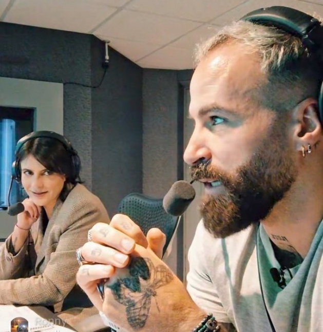 Ampliar Marc Crosas piropeó a Lola del Carril en plena transmisión del Palmeiras-Porto y estallaron los memes