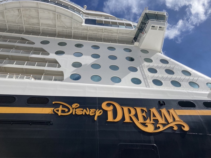 Ampliar Un padre se tiró al mar para rescatar a su hija de 5 años que se cayó de un crucero de Disney